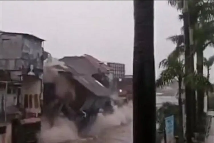 Viral Detik-detik Banjir Bandang di Bali Robohkan Dua Ruko, 4 Orang Masih Hilang