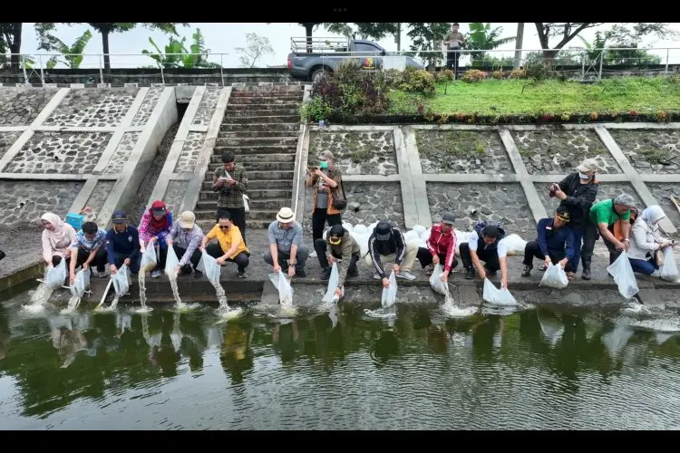 Dispakan Kabupaten Bandung Tebar Ribuan Benih Ikan di Danau Retensi Cieunteung