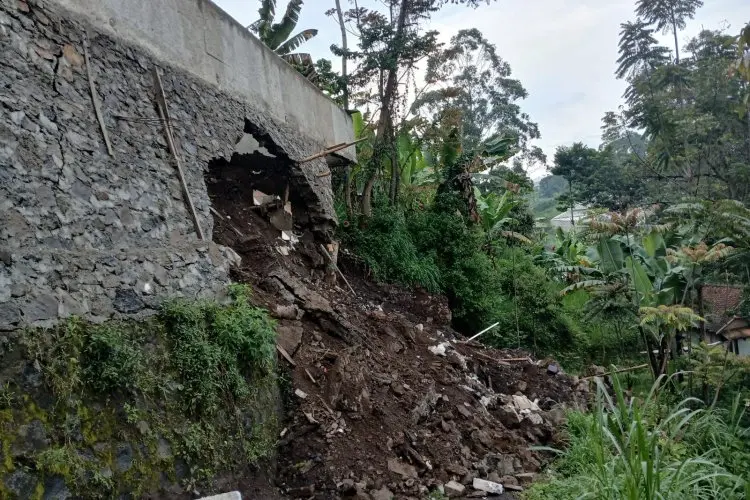 Dipicu Hujan Deras, Sebuah TPT di Desa Sukajaya Lembang Ambrol