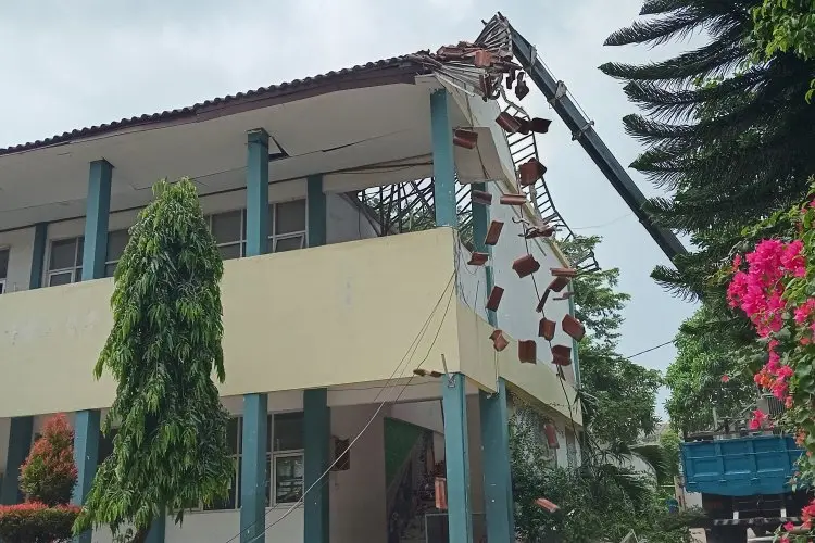 Fungsi KCD Pendidikan Dikritisi Azwar Anas Atas Ambruknya Atap SMKN 1 Cileungsi