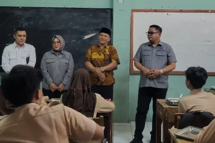 Anggota DPRD Kab Bandung Agus Setiawan Memantau Pelaksanaan Pemberian MBG di SMPN 1 Soreang