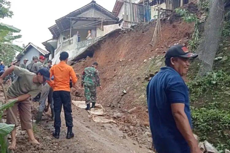 Firasat dan Tak Bisa Tidur, Ternyata Rumah Juju Warga Nanggung Ambruk Hingga Jatuh ke Tebingan