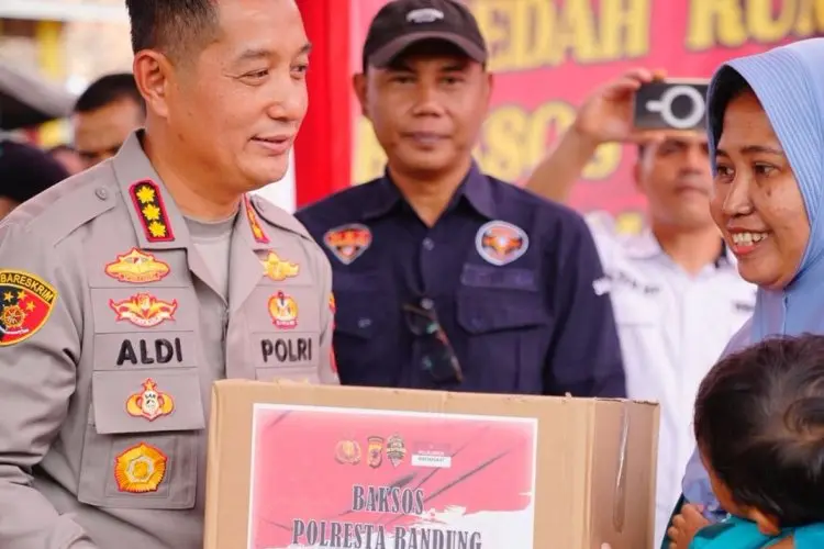 Gelar Bakti Sosial, Polisi di Bandung Ajak Komunitas Ojol Berbagi