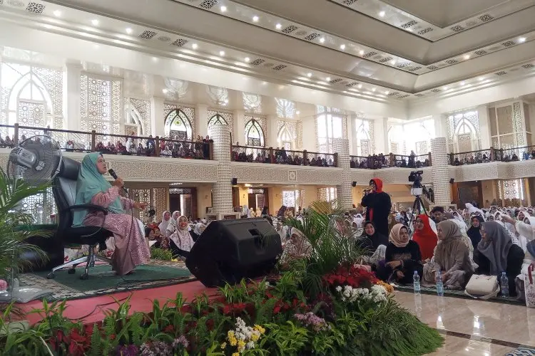 Mamah Dedeh Meriahkan Peringatan Maulid Nabi Muhammad tingkat Kota Bogor di Masjid Agung Al-Isra
