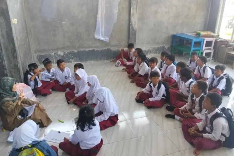 Miris, Siswa SDN 1 Cirebon Girang Belajar di Mushola