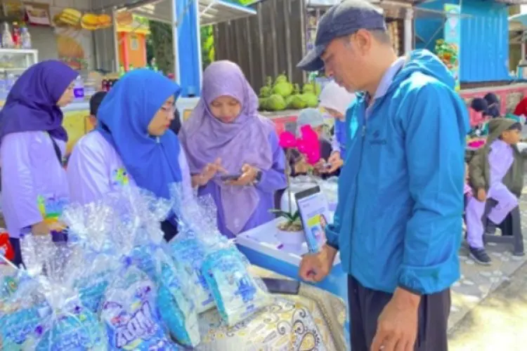 PLN UP3 Garut Sambangi Warga, Tawarkan Promo Tambah Daya 50% di Lapang Kerkhof