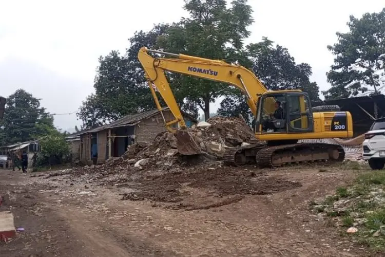 Warga di Kawasan Situ Ciburuy Hanya Bisa Pasrah Usai Bangunan Tempat Mereka Berusaha Dibongkar