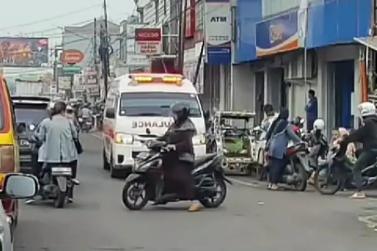 Viral! Ibu-Ibu Naik Motor Potong Jalan Ambulans di Karawang