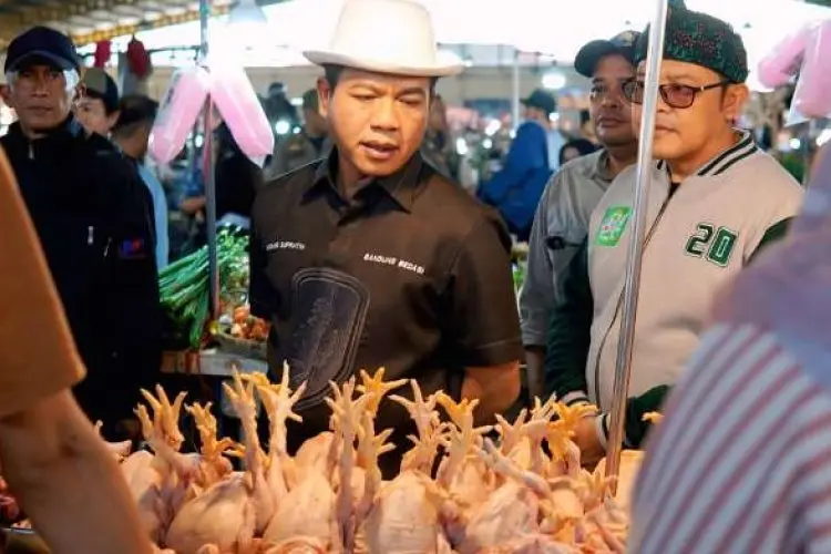 Dadang Supriatna Pantau Kebutuhan Pokok Masyarakat di Pasar Soreang, Harga Ayam Pedaging Alami Kenaikan 