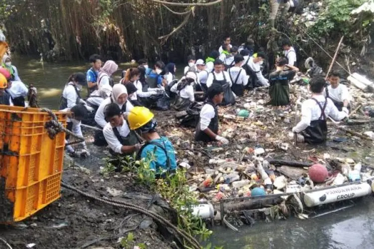 Telkom Gandeng Pandawara dan Masyarakat Bersih-bersih Sampah di Sungai Cioray Kabupaten Bandung