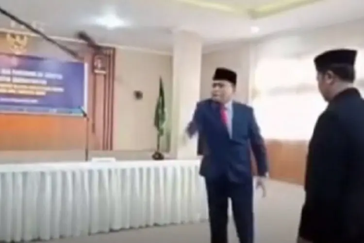Viral Aksi Kakanwil Kemenag NTB Lempar Tiang Mic, Ini Alasannya