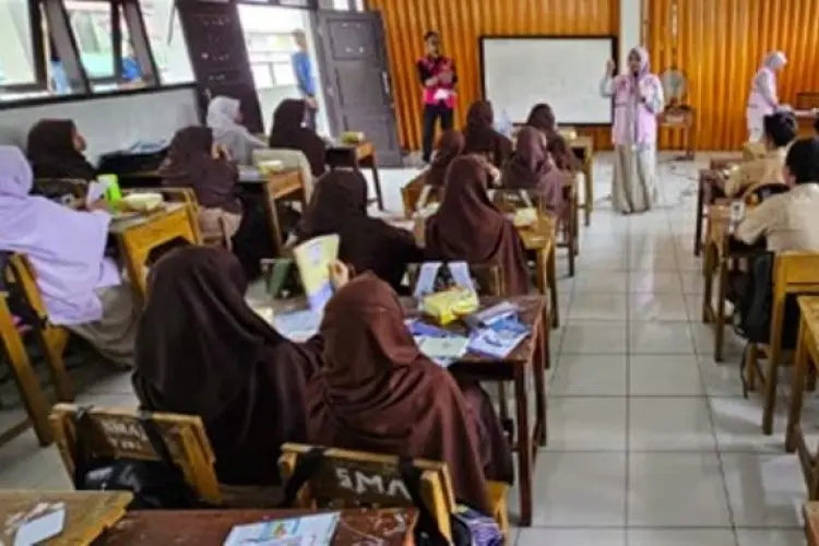 Berbagi Kebahagiaan YBM dan Srikandi PLN UP3 Garut Bantu Guru Honorer di Garut Selatan