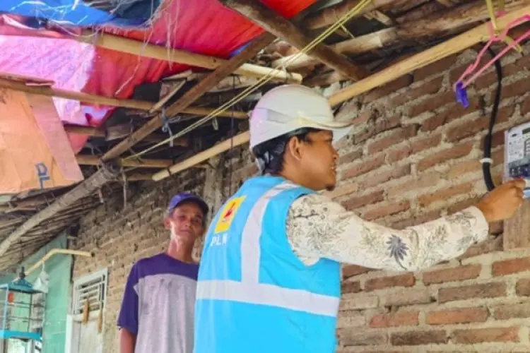 Melalui Light Up The Dream, PLN UP3 Karawang Donasikan Sambungan Listrik Gratis untuk Warga di Margasari Karawang