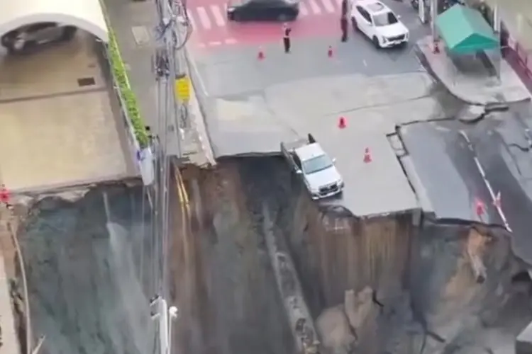 Sinkhole 50 Meter Muncul di Bangkok, Warga Panik dan Jalan Ditutup