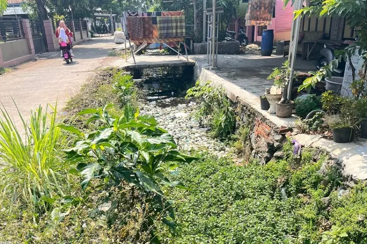 Sedimentasi Sangat Tebal, Pemprov Jabar Diminta Normalisasi Saluran Air Srombyong Cirebon