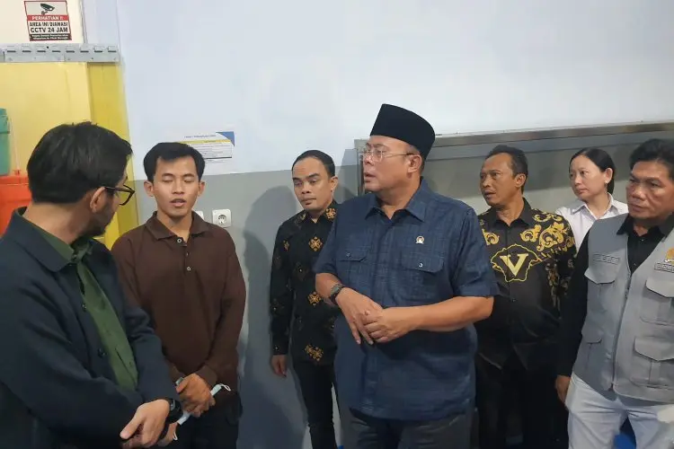 Keracunan Massal di Bandung Barat: Wakil Ketua DPR Tegur Keras Kepala SPPG Cijambu yang Program MBG Tak Sesuai SOP