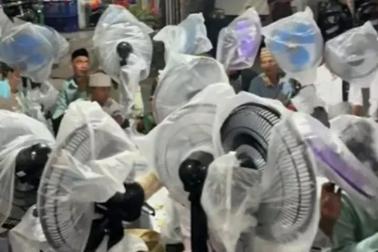 Viral Maulid Nabi di Madura, Jamaah Pulang Bawa Souvenir Kipas Angin dan Peralatan Masak