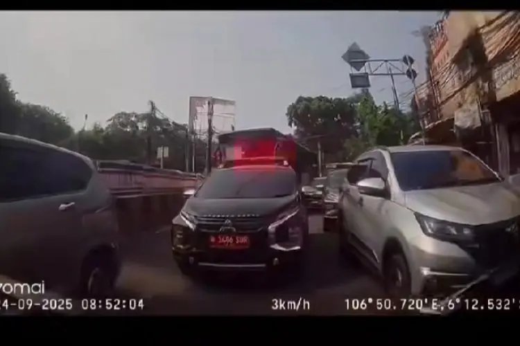 Viral, Mobil Dinas Pelat Merah Nyalakan Strobo di Jalan Macet Manggarai