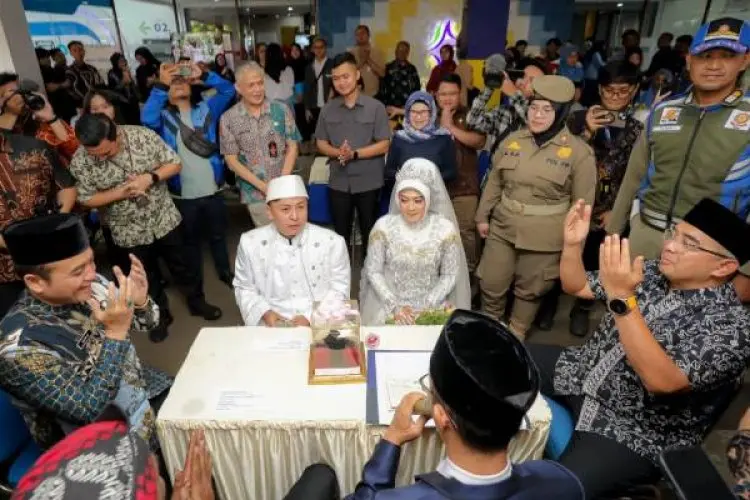 Nikah Massal 2025 di Kota Bandung Resmikan 10 Pasangan dan Nikmati Bulan Madu Gratis