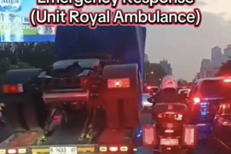 Viral, Sopir Ambulans Gunakan Sindiran Kreatif agar Pengendara Buka Jalan