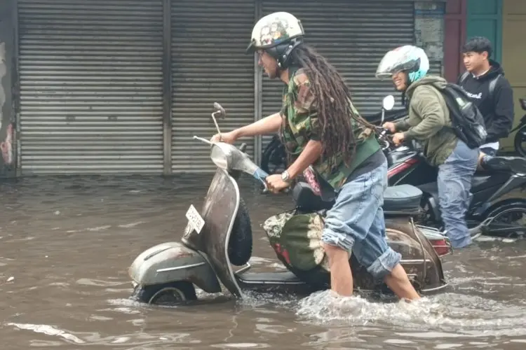 Banjir Kembali Terjang Wilayah Lembang, Jalur Utama Lumpuh dan Ruko Terendam