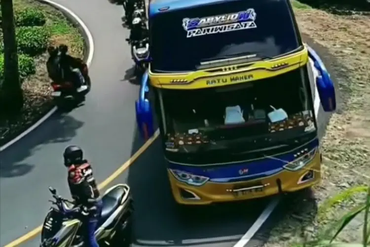 Rombongan Klub Motor Hentikan Laju Bus Pariwisata di Tikungan Tajam Bikin Warganet Geram