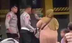 Begini Kronologi Ibu-Ibu Siram Bensin ke Polisi di Sragen