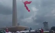 Bendera Merah Putih Robek Saat Gladi HUT TNI ke-80 di Monas, Netizen: Tanda Keberanian Hilang