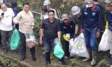 Hari Sungai Sedunia, Hanif Faisol Nurofiq Pimpin Bersih-bersih Sungai Ciliwung