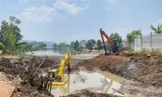 Ekskavator Nyaris Terkubur Lumpur saat Normalisasi Situ Ciburuy Bikin Warga Khawatir