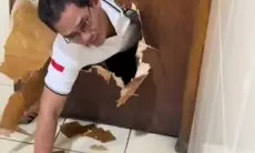 Viral! Pria Bantu Emak-Emak Terjebak di Toilet, Malah Kena Omel karena Pintu Rusak