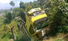Truk Terjun ke Jurang Sedalam 10 Meter di Cihanjuang Rahayu, Evakuasi Terkendala Medan Curam