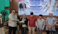 Wakil Ketua DPR Dede Yusuf Hadiri Penyerahan Sertifikat Tanah Milik Warga Kecamatan Kutawaringin 