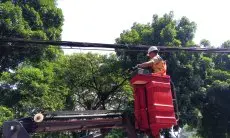 Pemkot, APJATEL dan DPRD Tertibkan Kabel Udara di Jalan Jalak Harupat Sempur