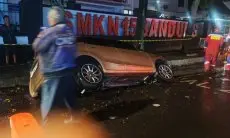 Mobil Datsun Terperosok ke Galian Gorong-Gorong di Jalan Gatot Subroto Bandung Saat Hujan Deras