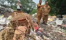 DLH Kabupaten Bogor Tertibkan Dua TPS Ilegal di Cibinong