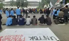 Ratusan Mahasiswa Ontrog Gedung Sate, Soroti 1 Tahun Pemerintahan Prabowo-Gibran
