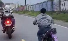 Viral! Pemotor Tanpa Helm Ugal-ugalan, Ditegur Malah Ngambek dan Ngebut di Jalan