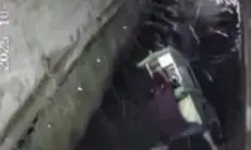 Diduga Hilang Keseimbangan, Gerobak Pempek Hanyut Terbawa Arus di Jagakarsa