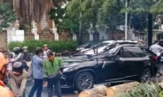 Tragedi di Pondok Indah: Pengemudi Lexus Tewas Tertimpa Pohon Saat Hujan Deras