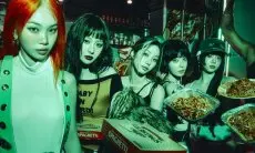 Tidak Hanya untuk Haters, LE SSERAFIM Sindir Penampilan di Coachella dan Min Hee Jin Lewat Comeback 'Pearlies'