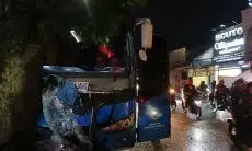 Rem Blong, Sopir Bus DAMRI Tewas Usai Tabrak Pohon di Jalan Setiabudi