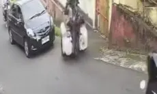 Viral! Diduga Tak Kuat Menanjak, Pengendara Motor Ini Terjungkir