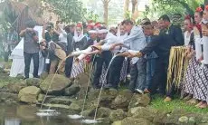 Menelisik Makna Dibalik Tradisi Ngalokat Cai Irung-Irung di Desa Cihideung Parongpong 