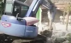 Viral! Suami di Sragen Robohkan Rumah Pakai Ekskavator Diduga karena Istri Selingkuh