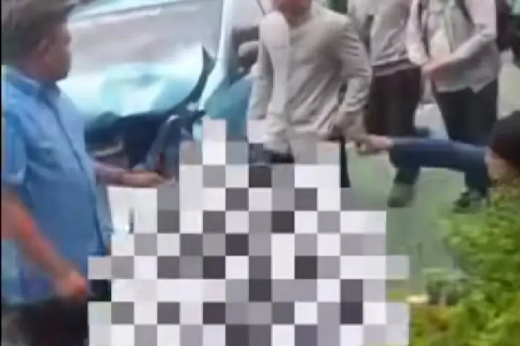 Viral Sopir Taksi Tabrak Pengendara Motor hingga Korban Kritis