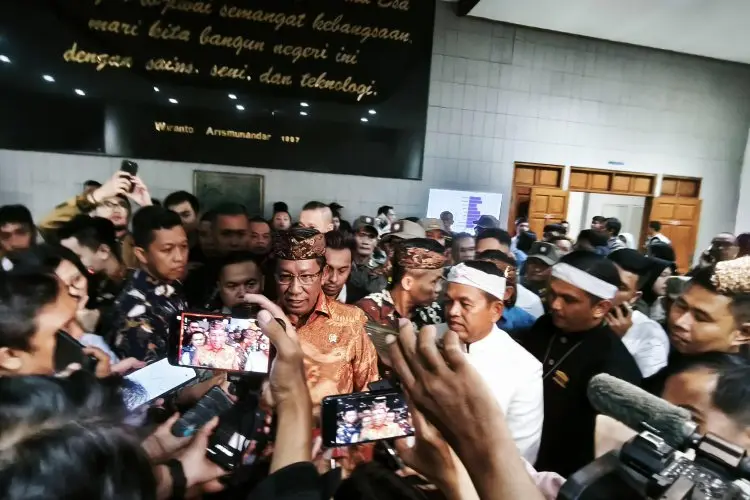 Kelakar Dedi Mulyadi Soal Posbankum di Jabar yang Bisa Selesai 100 Persen Dalam Sepekan