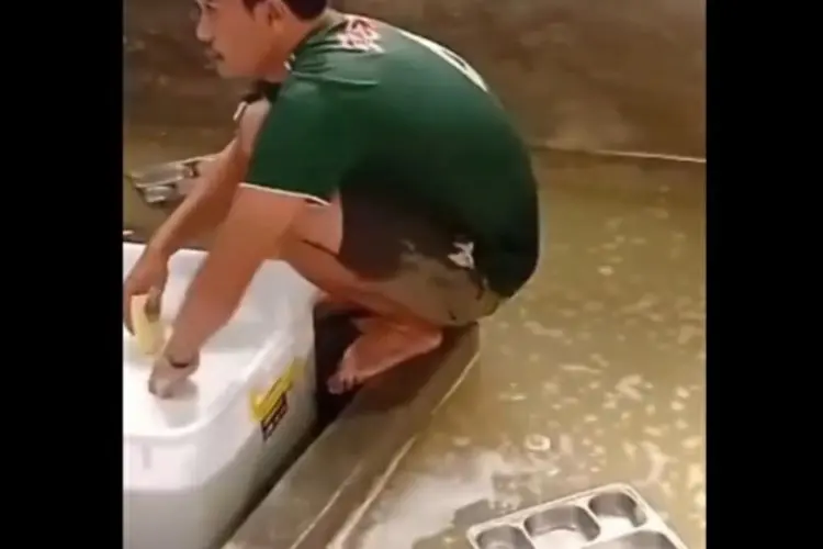 Viral Pencucian Ompreng Tak Higienis, Dapur MBG di Cipatat Ditutup