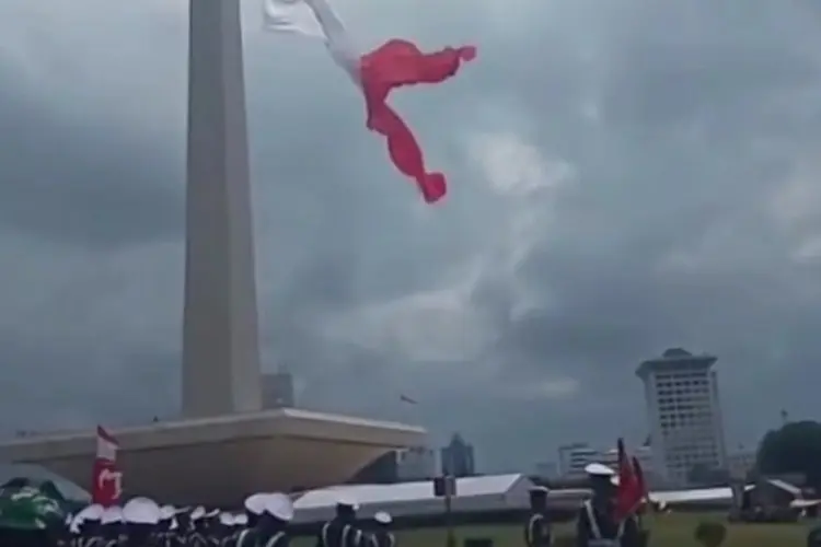 Kapuspen TNI Klarifikasi soal Bendera Merah Putih Robek Saat Gladi HUT Ke-80 TNI di Monas
