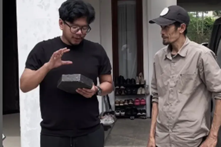 Ferry Irwandi Temui Pengusaha Paving Block dari Plastik Daur Ulang dari Padalarang